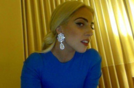 Lady Gaga mostra seu novo visual no Facebook